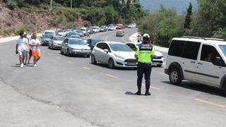 Ölüdeniz turist akınına uğradı: Plajlar doldu taştı, yollarda trafik kilitlendi
