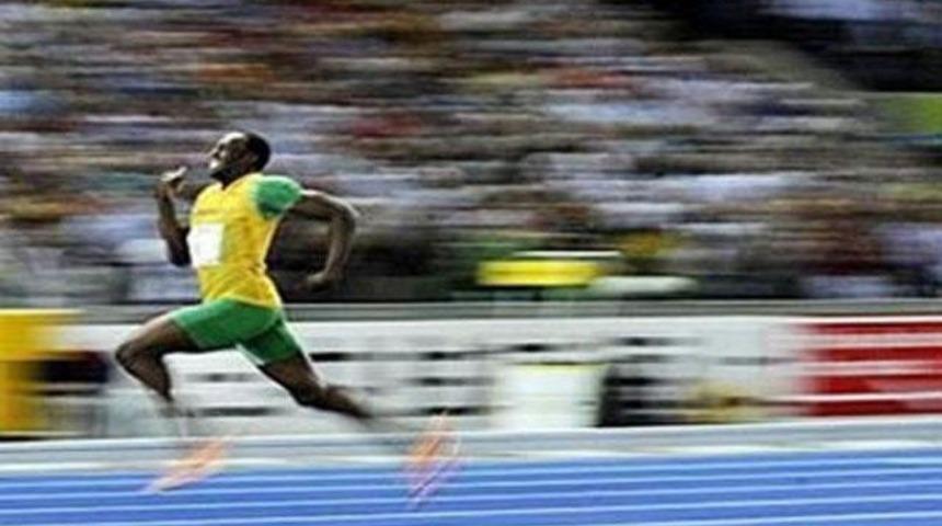 Bolt yine u&ccedil;tu! (VİDEO)