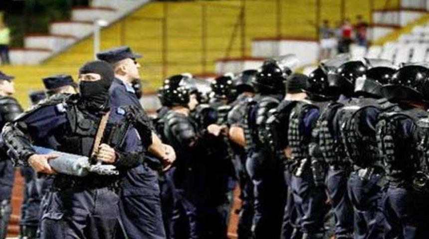 Fanatikler sahaya indi, ma&ccedil; yarıda kaldı!