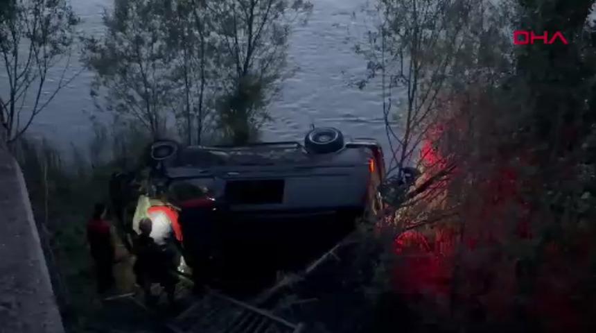 Sivas'ta minib&uuml;s nehir yatağına d&uuml;şt&uuml;! Yaralılar var