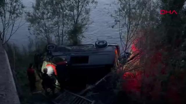 Sivas'ta minibüs nehir yatağına düştü! Yaralılar var