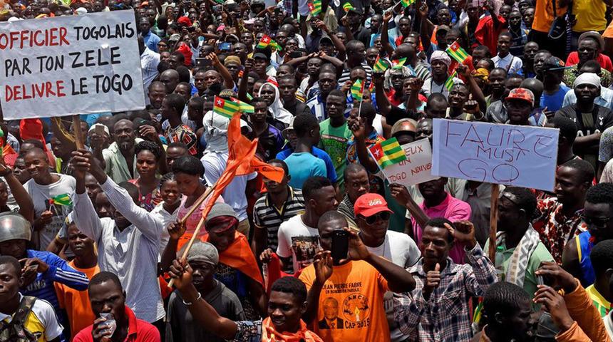 Rapçi gözaltına alındı, Togo sokakları karıştı! Hükümet karşıtı protesto düzenlendi