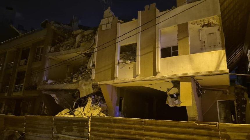 Avcılar’da kentsel dönüşüm kapsamında yıkımına başlanan bina böyle çöktü