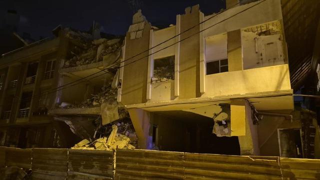 Avcılar’da kentsel dönüşüm kapsamında yıkımına başlanan bina böyle çöktü