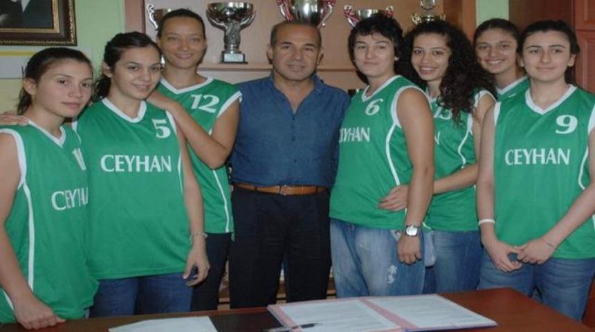 Ceyhan'da 7 imza birden!