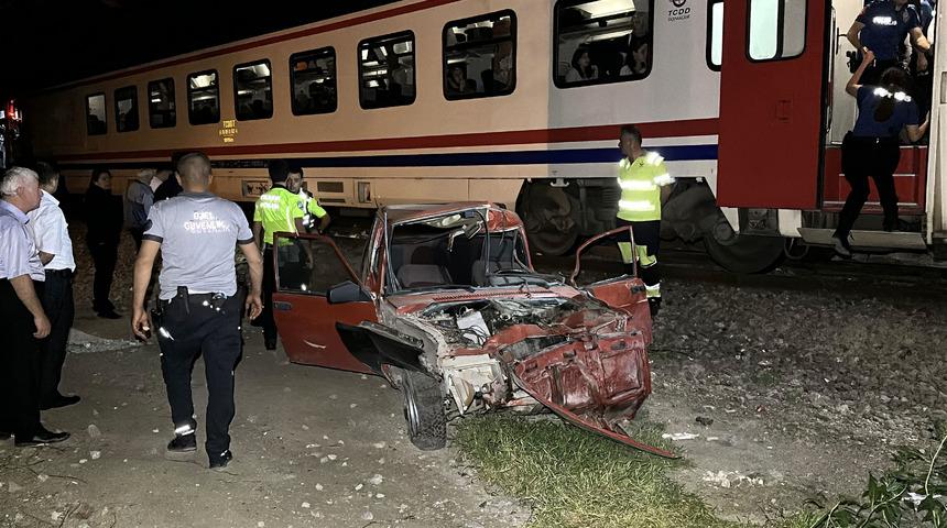 Otomobili raylara bırakıp kaçtı: Yolcu treni ezdi geçti!