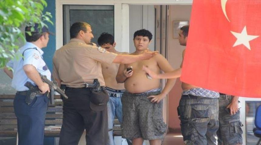 Taraftarları denize d&ouml;kt&uuml;ler!