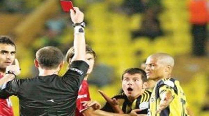 Emre'ye en az 3 ma&ccedil; ceza