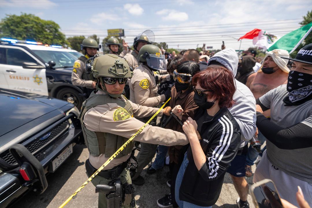 2025-06-08T022726Z_913248699_RC2VXEAX4IZD_RTRMADP_3_USA-MIGRATION-PROTEST-LOS-ANGELES