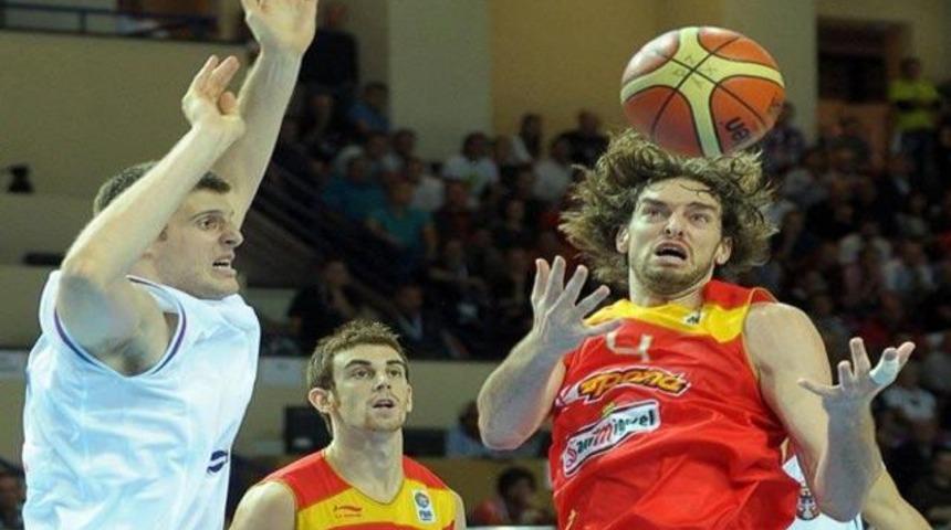 Sırbistan İspanya'yı devirdi: 66-57