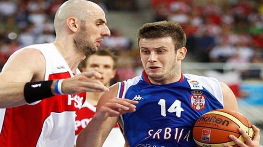 Sırbistan ev sahibini devirdi: 77-72