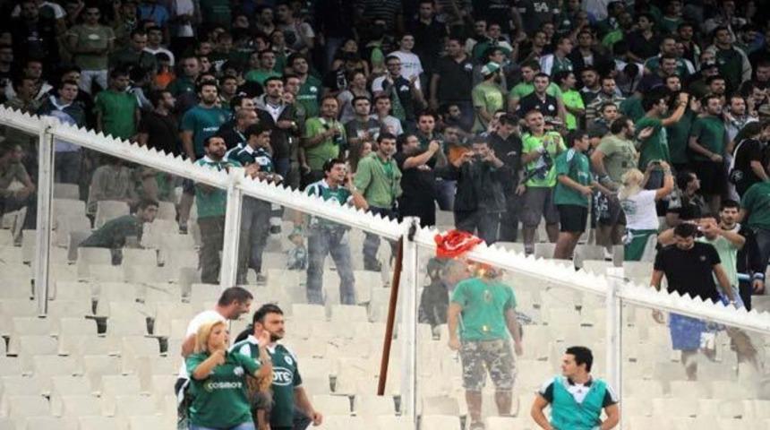 Yunanlı taraftarlar &ccedil;ıldırdı!