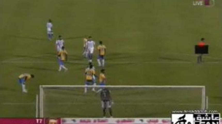 Hakem sahanın i&ccedil;ine etti! (VİDEO)