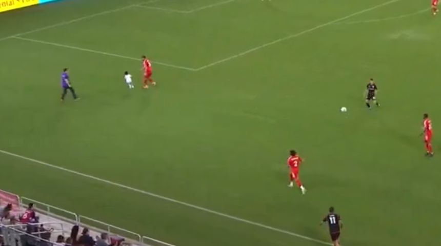 MLS'te inanılmaz olay! Sonunda bu da oldu... Maç sırasında sahaya bebek girdi, yakalanıp annesine teslim edildi
