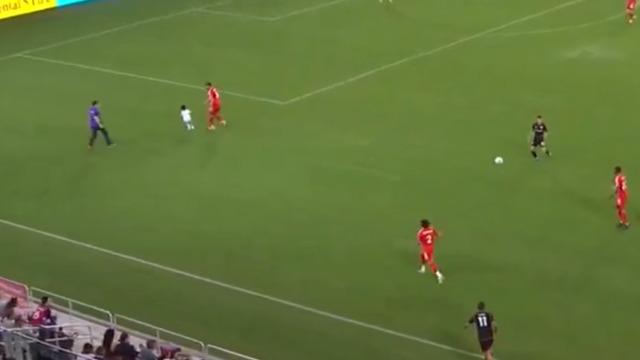 MLS'te inanılmaz olay! Sonunda bu da oldu... Maç sırasında sahaya bebek girdi, yakalanıp annesine teslim edildi