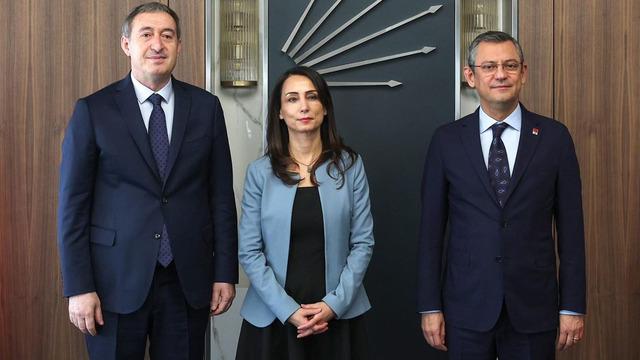 DEM Parti'den CHP Genel Başkanı Özel'e 'Geçmiş olsun' telefonu