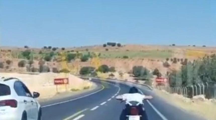 Şanlıurfa'da motosikletin üzerinde uzanarak süren sürücüye ceza