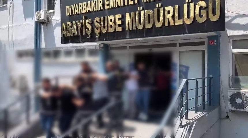 Diyarbakır'da aynı aileden 4 kişinin öldüğü bina yangınına ilişkin soruşturma kapsamında gözaltına alınan 5 şüpheli adliyeye çıkarıldı.
