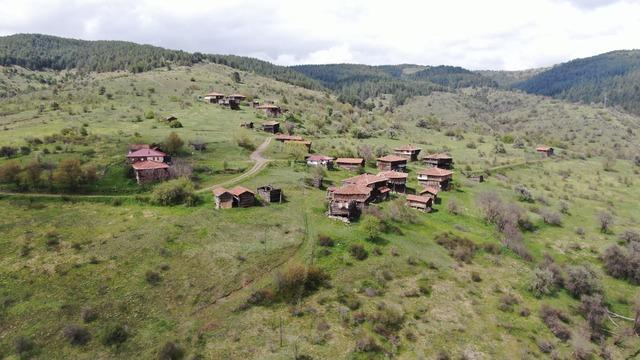 Kastamonu'nun tarihi köy evlerinin mimarisi, doğal güzelliğiyle büyülüyor