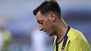 Bunu da yaptı! Fenerbahçe'nin transferine Mesut Özil engeli... Yıldız isme Galatasaray'a gitmesini tavsiye etti, Sarı-Lacivertli taraftarlar çılgına döndü