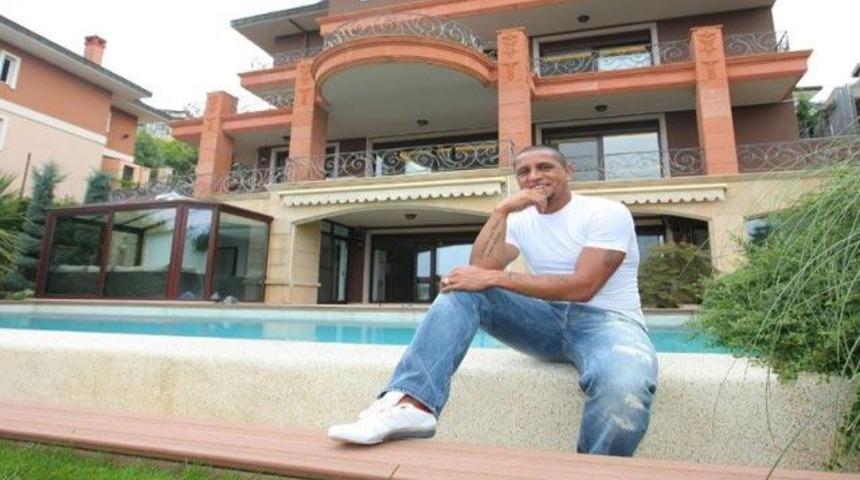 Carlos, &uuml;nl&uuml; sunucuyla mahkemelik