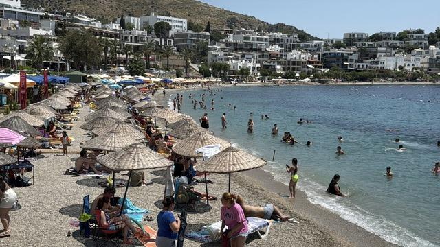 Tatil beldelerinde bayram yoğunluğu böyle görüntülendi! Sahiller dolup taştı 