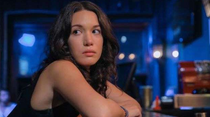 Sahipsizler dizisinin yıldızı Hazal Subaşı siyah bikinisiyle poz verdi!