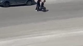 Kendisine şiddet uygulayan eşini savunan kadına vatandaşlardan tepki