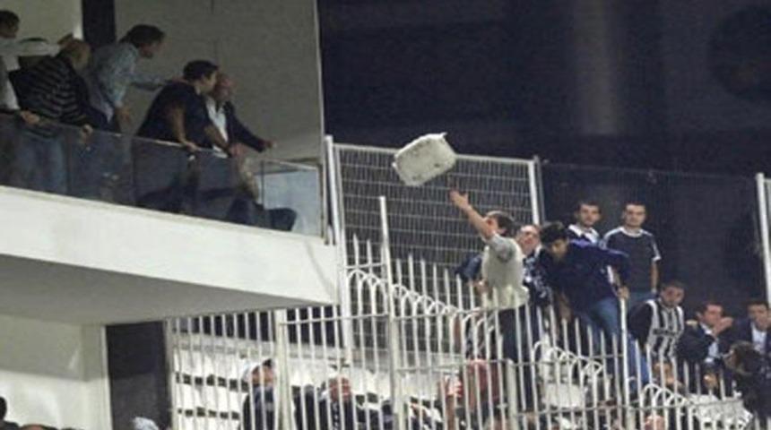 Beşiktaş trib&uuml;nlerinde olay var!