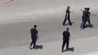 Sokak ortasında eşine saldıran adama, çevredekiler müdahale etti! Karşılaştıkları tavır sonrası tepki kadına döndü... O anlar kamerada