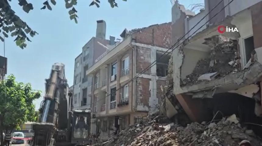 Avcılar'da kısmi çöken binanın yıkımı sırasında bitişik apartmanın da duvarı yıkıldı