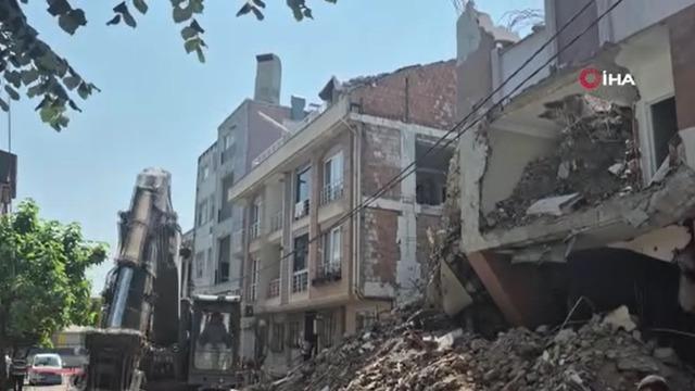 Avcılar'da kısmi çöken binanın yıkımı sırasında bitişik apartmanın da duvarı yıkıldı