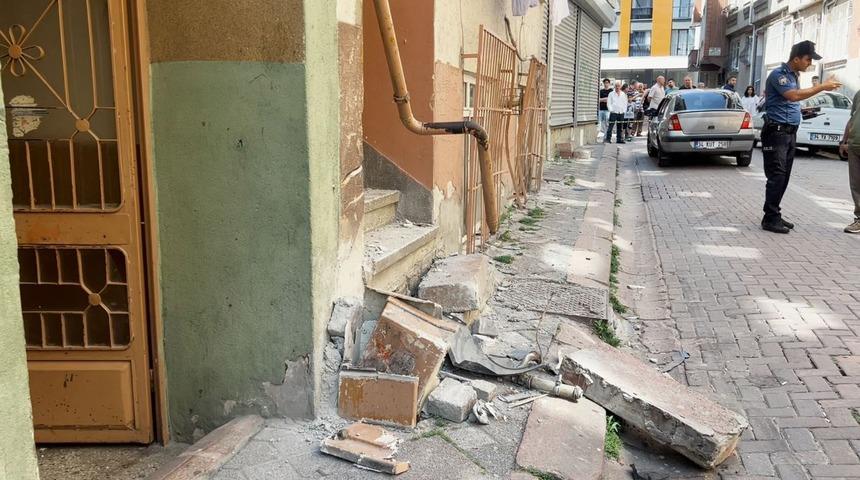 Zeytinburnu'nda otomobil doğal gaz kutusuna çarptı, facia ucuz atlatıldı