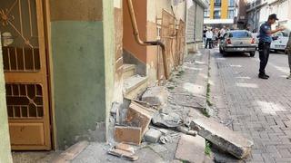 Zeytinburnu'nda otomobil doğal gaz kutusuna çarptı, facia ucuz atlatıldı