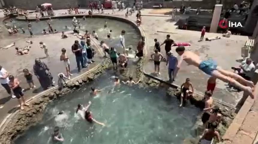 Diyarbakır’da havalar 38 dereceyi gösterdi, çocuklar aileleriyle soluğu süs havuzunda aldı