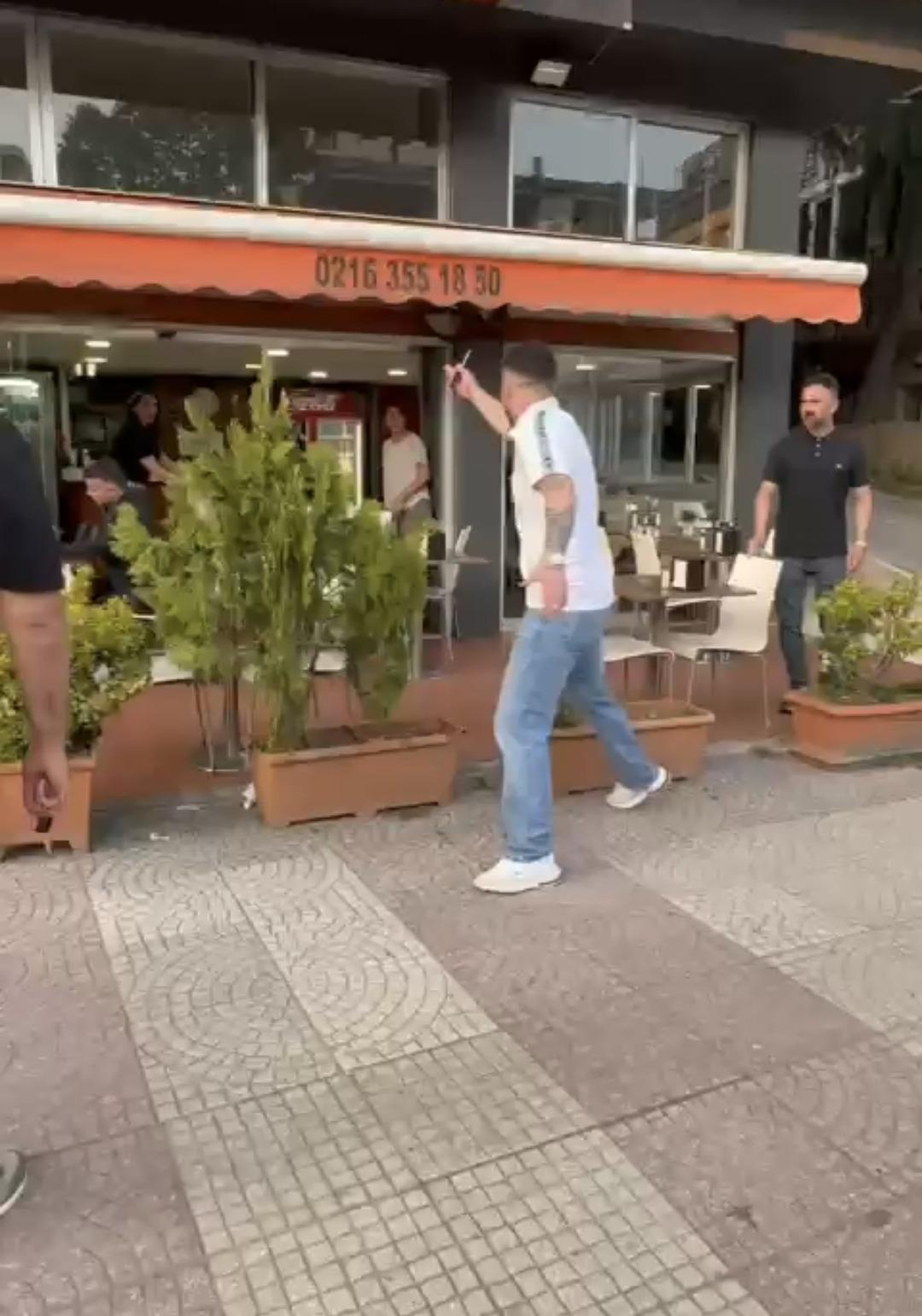 Kadıköy de korku dolu anlar! Kadına bıçak çekip tehditler savurdu... "Boğazını keserim" 1