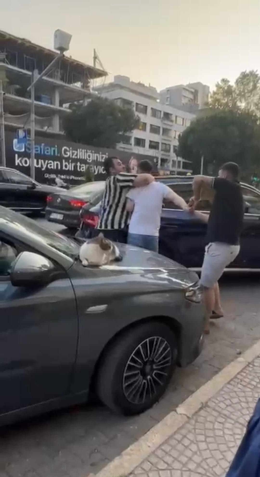 Kadıköy de korku dolu anlar! Kadına bıçak çekip tehditler savurdu... "Boğazını keserim" 2