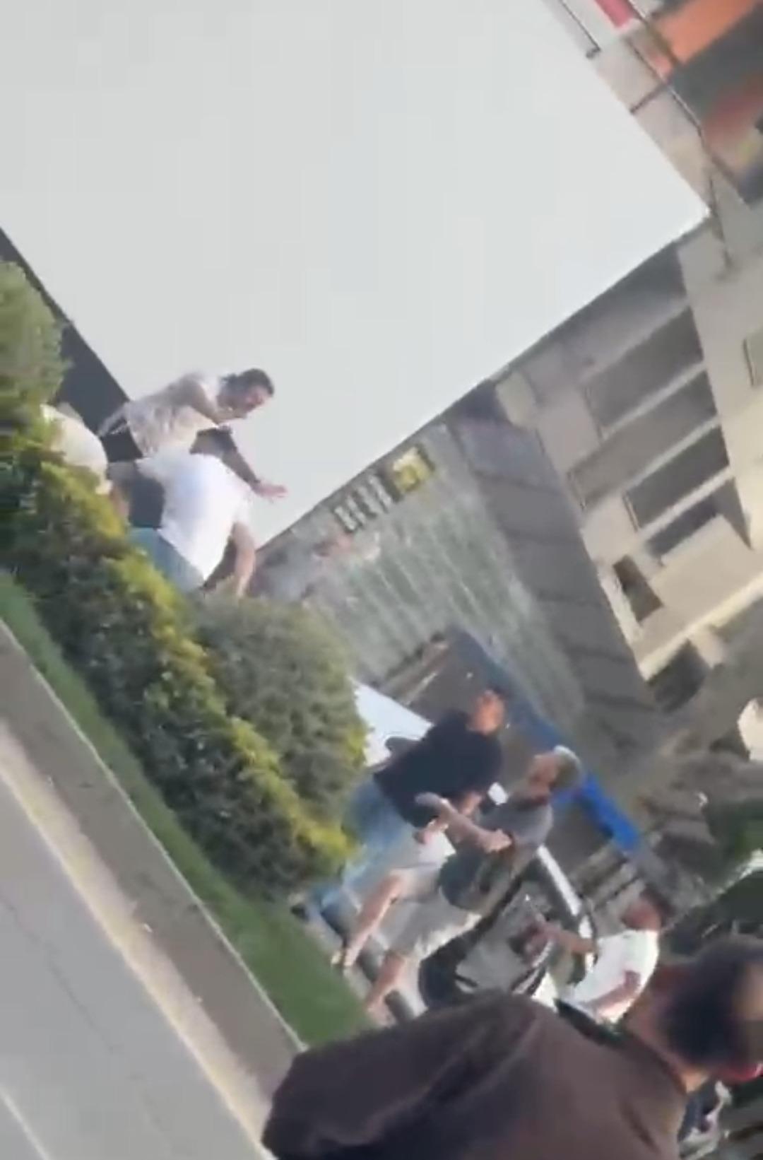 Kadıköy de korku dolu anlar! Kadına bıçak çekip tehditler savurdu... "Boğazını keserim" 3