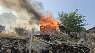 Malatya’da araç ve baraka yangını! Ekipler müdahale etti