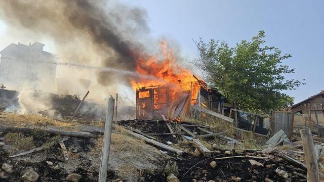 Malatya’da araç ve baraka yangını! Ekipler müdahale etti