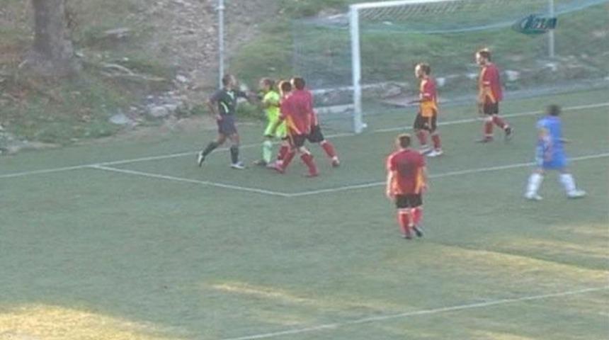 Kırmızı kart g&ouml;r&uuml;nce &ccedil;ıldırdı! (VİDEO)