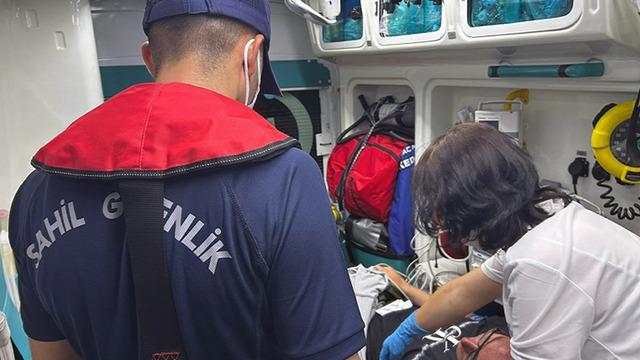Özel teknede rahatsızlanan vatandaşa tıbbi tahliye