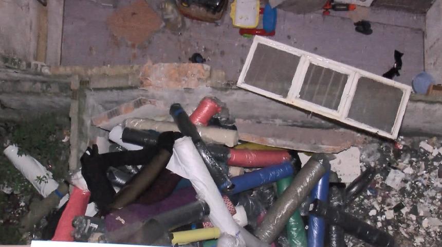 Zeytinburnu'nda, bodrum kattaki kumaş deposunun yıkılan duvarı korkuttu!