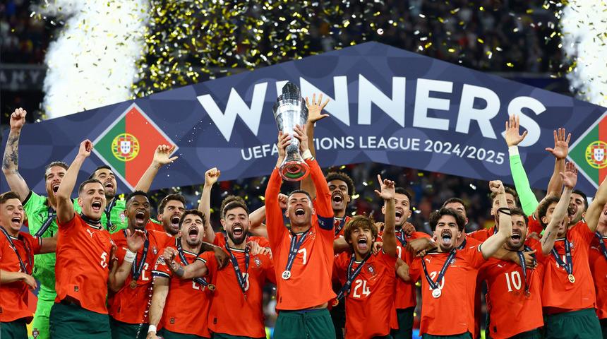 UEFA Uluslar Ligi finalini 40 yaşındaki Cristiano Ronaldo kazandı! 17'lik Lamine Yamal'a kupa dersi verdi...