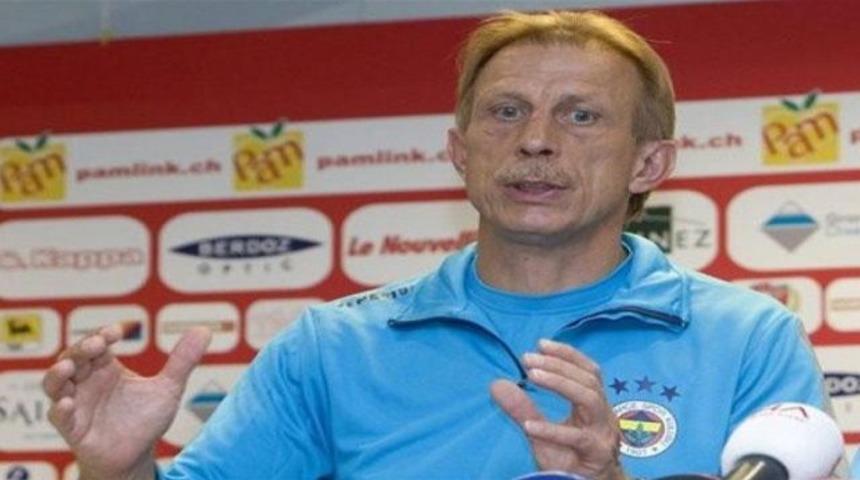 Arda F.Bah&ccedil;e'de kul&uuml;bede oturur