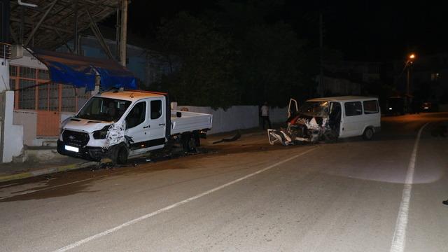 Kamyonete çarpan minibüsün şoförü böyle kurtarıldı