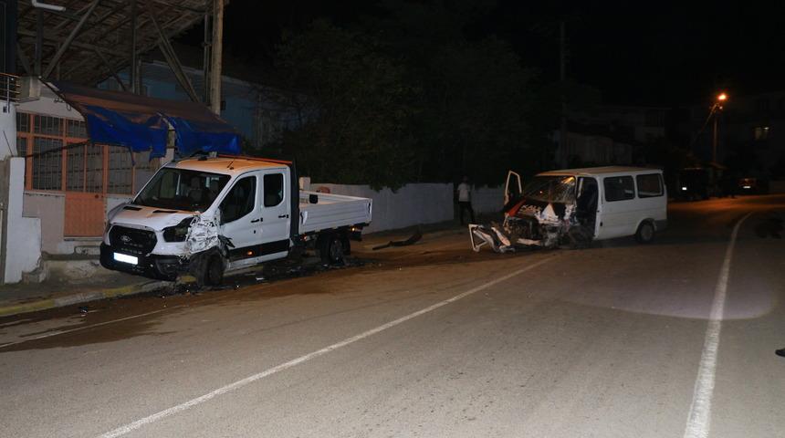 Kamyonete çarpan minibüsün şoförü böyle kurtarıldı