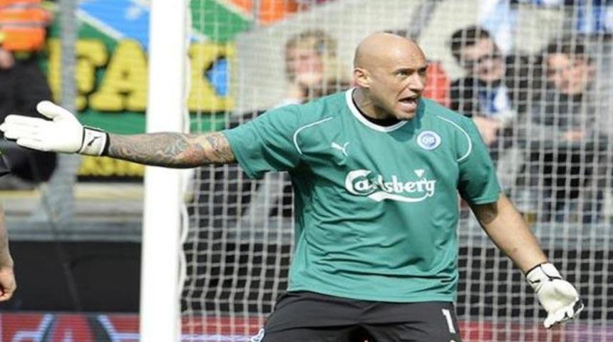 Top değil, kaleci &ccedil;ipli!