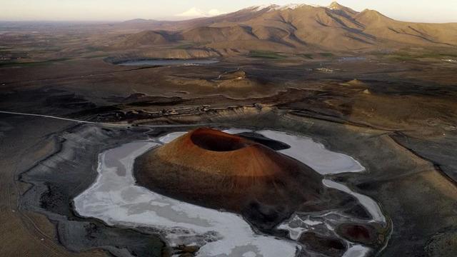 Günden güne kuruyoruz: 9 bin yıllık miras yok oldu: ‘Dünyanın Nazar Boncuğu’ Meke Gölü kurudu! Kuş cenneti ıssız kaldı...