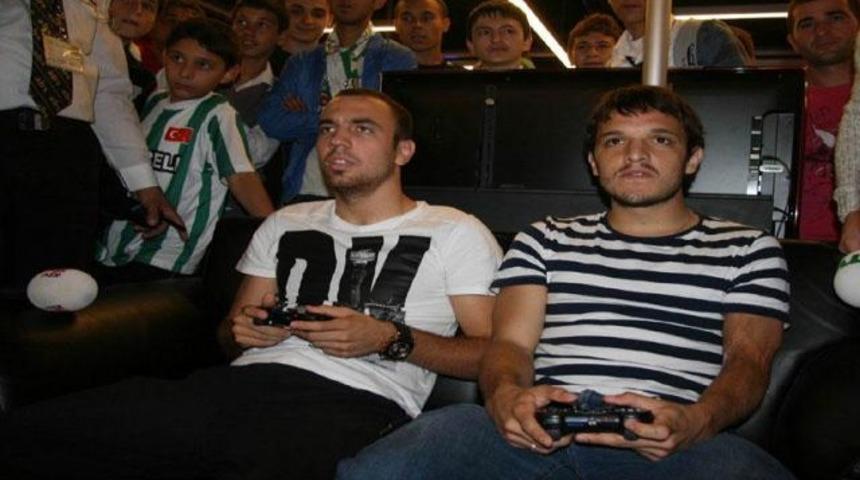 Sercan ve Batalla'nın playstation keyfi!